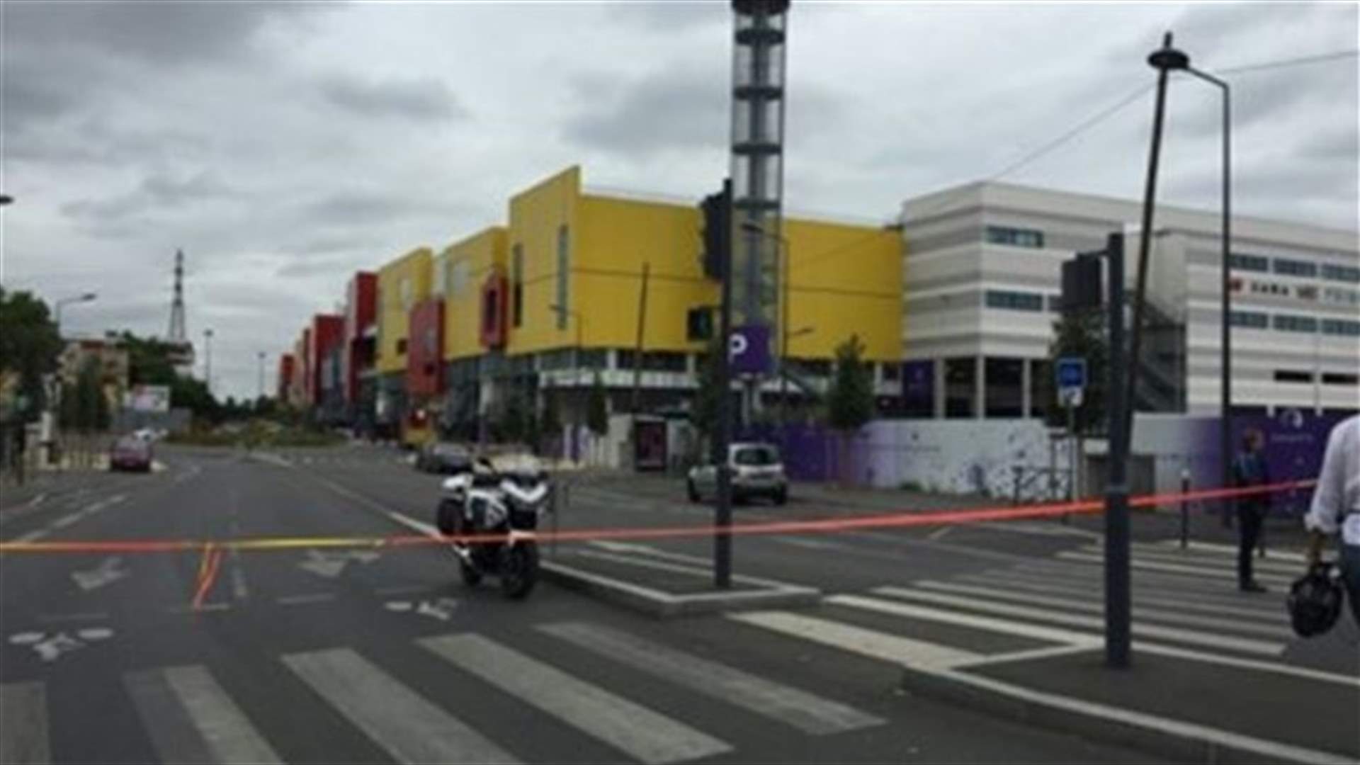 Police evacuate 18 from Paris suburb store hold-up