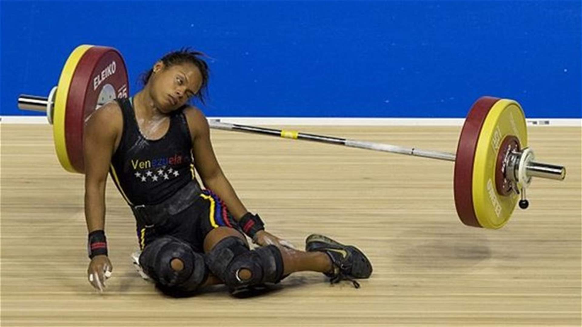 بالفيديو: نجت من حادث مميت في بطولة رفع الإثقال!