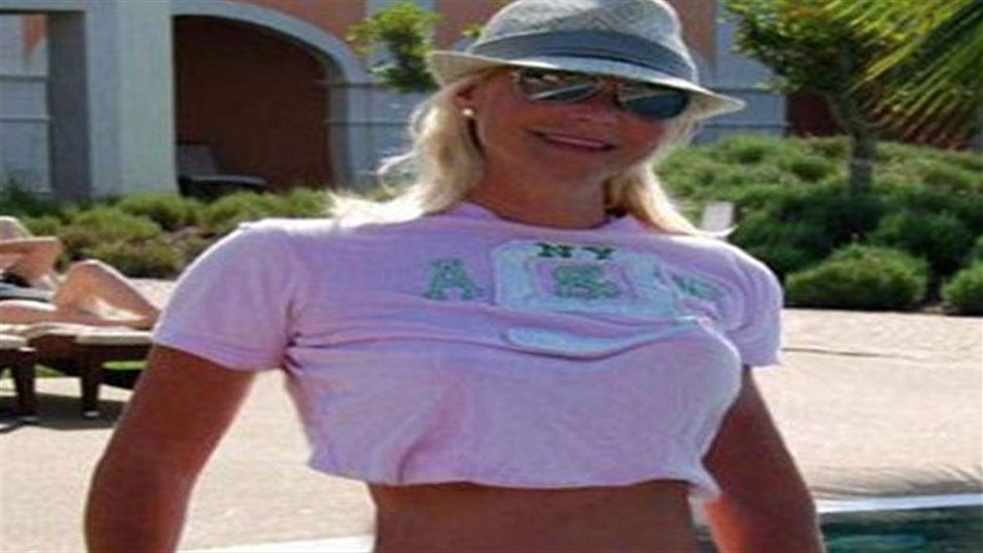اقتحم منزلها... فحاربته بملابسها الداخلية!