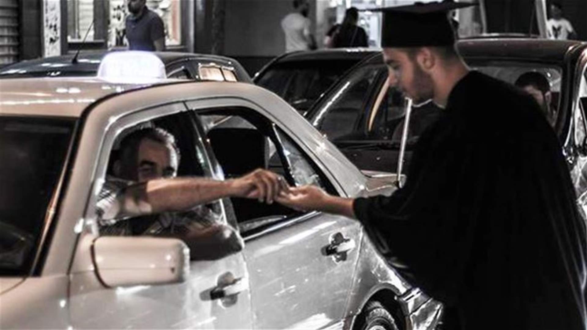 بالصّور - شابٌ لبناني يتسوّل على الطرقات بثوب التخرّج