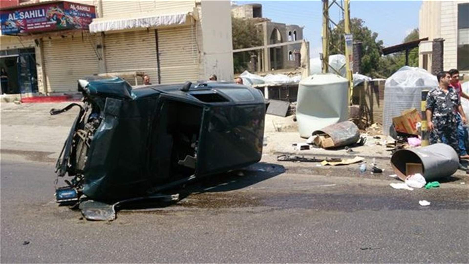 إنقلاب سيارة على اوتوستراد زفتا النبطية واصابة سائقها