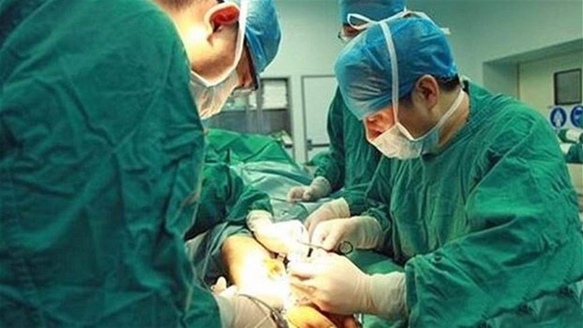 بالصورة: زرع يده في رجله لشهر!