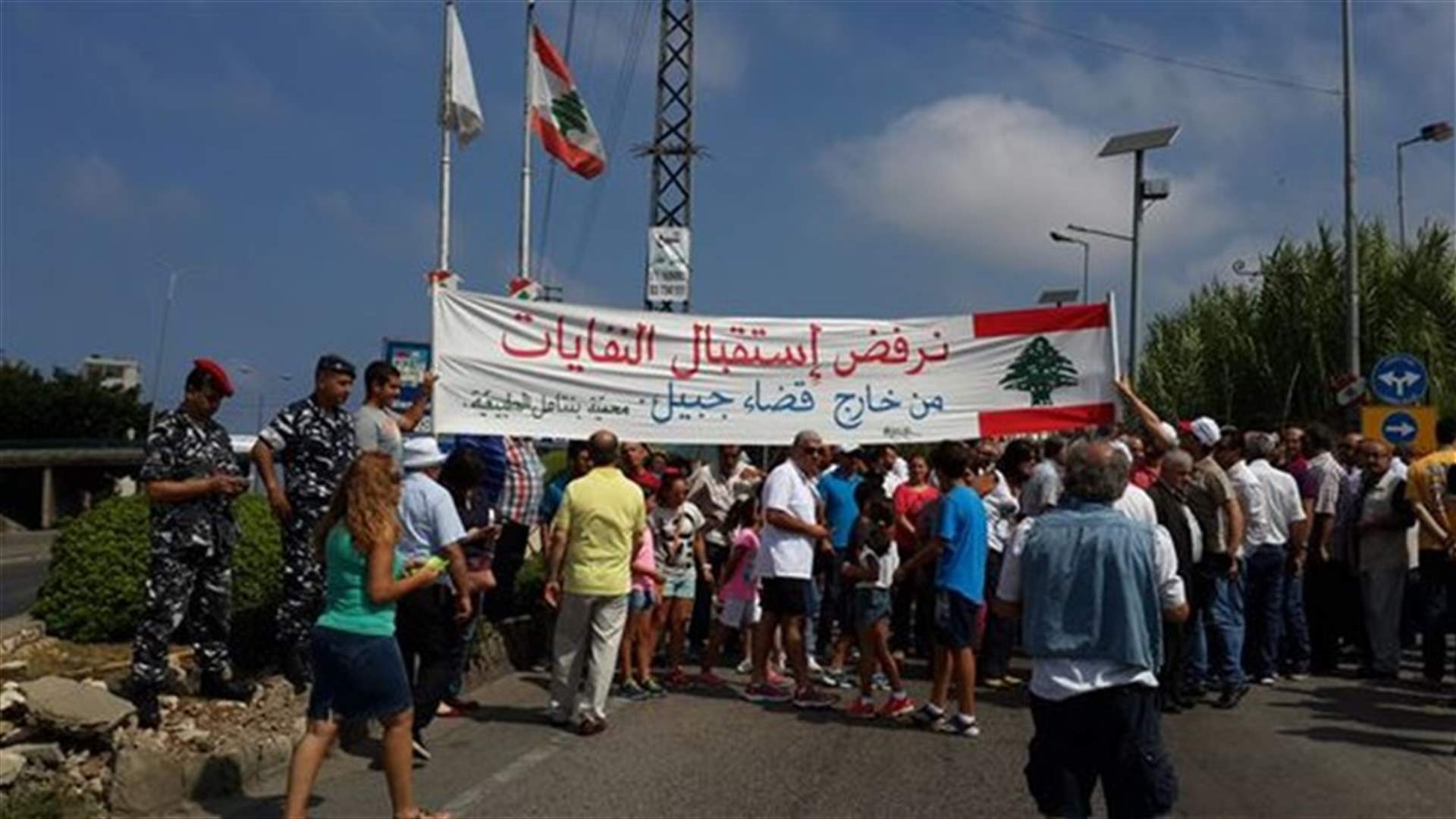REPORT: Residents of Jbeil towns block road towards Hbaline landfill