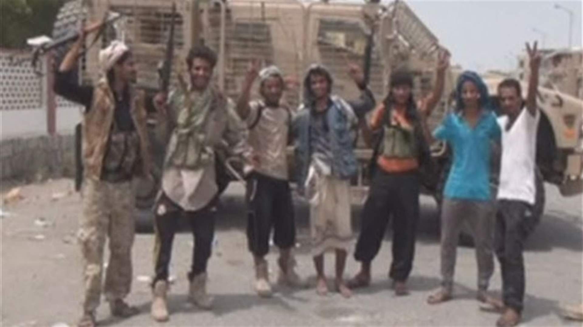 وزيران يمنيان ومسؤولون امنيون يعودون من الى عدن