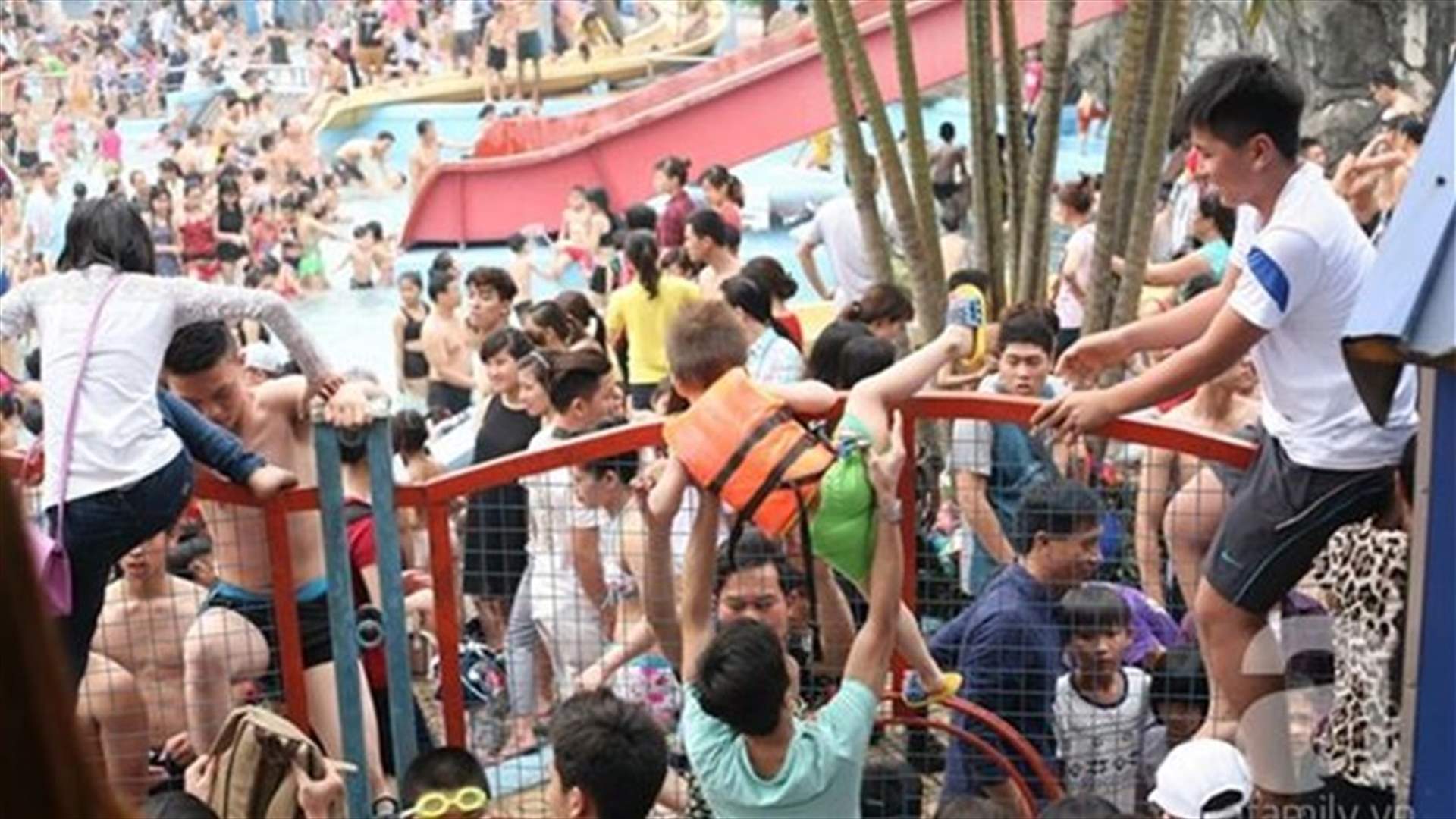 بالصور والفيديو: فتيات يتعرّضن للتحرّش الجماعي داخل حديقة مائيّة