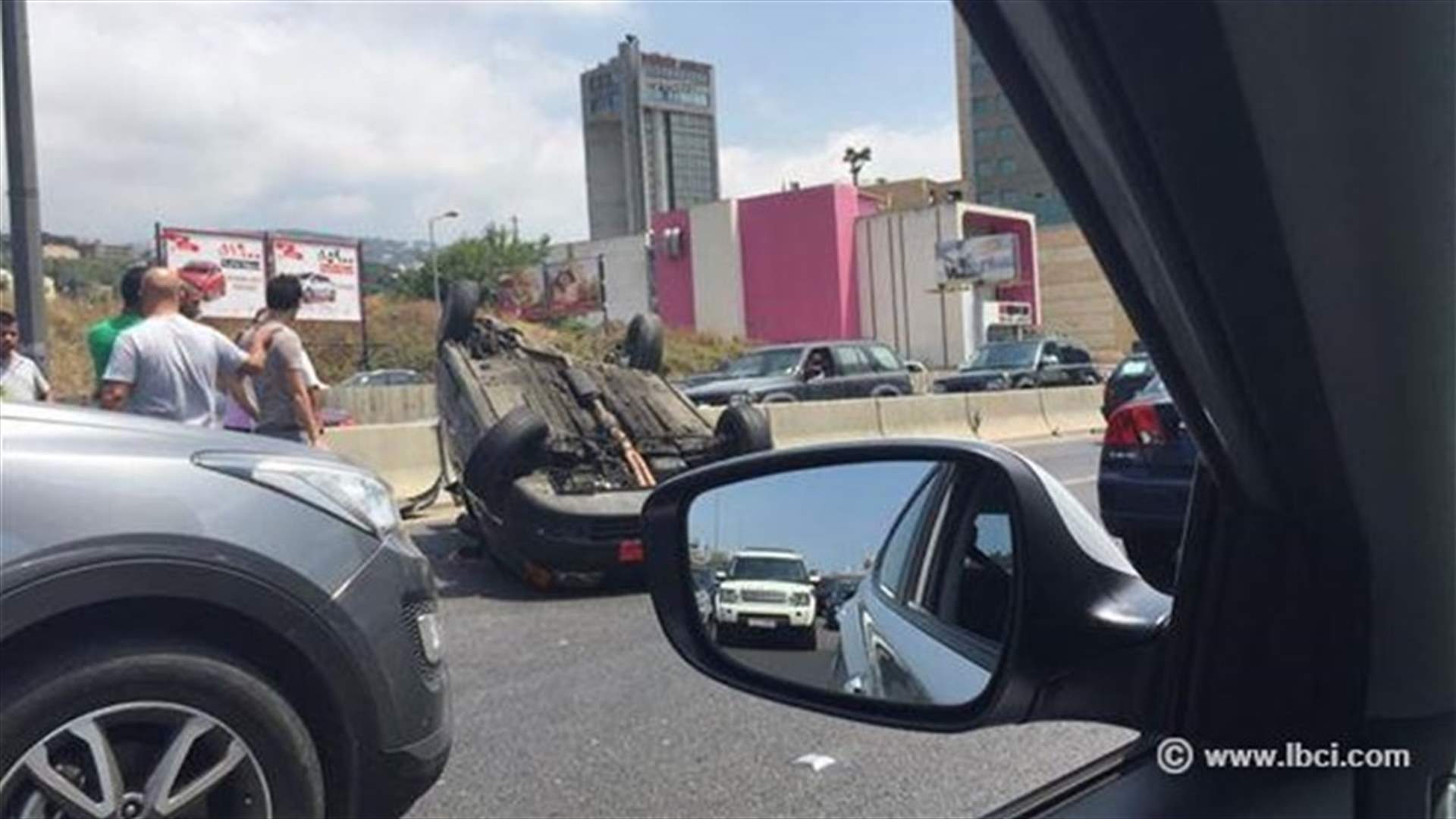 بالصور: انقلاب سيارة في ضبية 