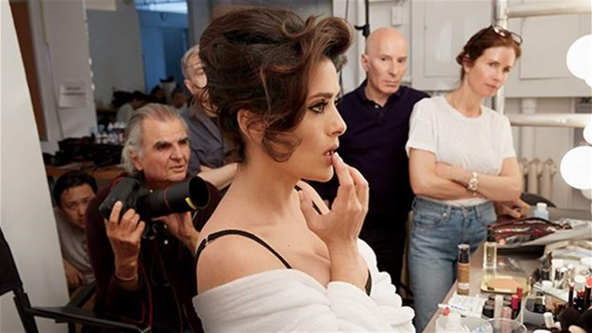 بالصور: سلمى حايك عارية على غلاف مجلّة أميركيّة