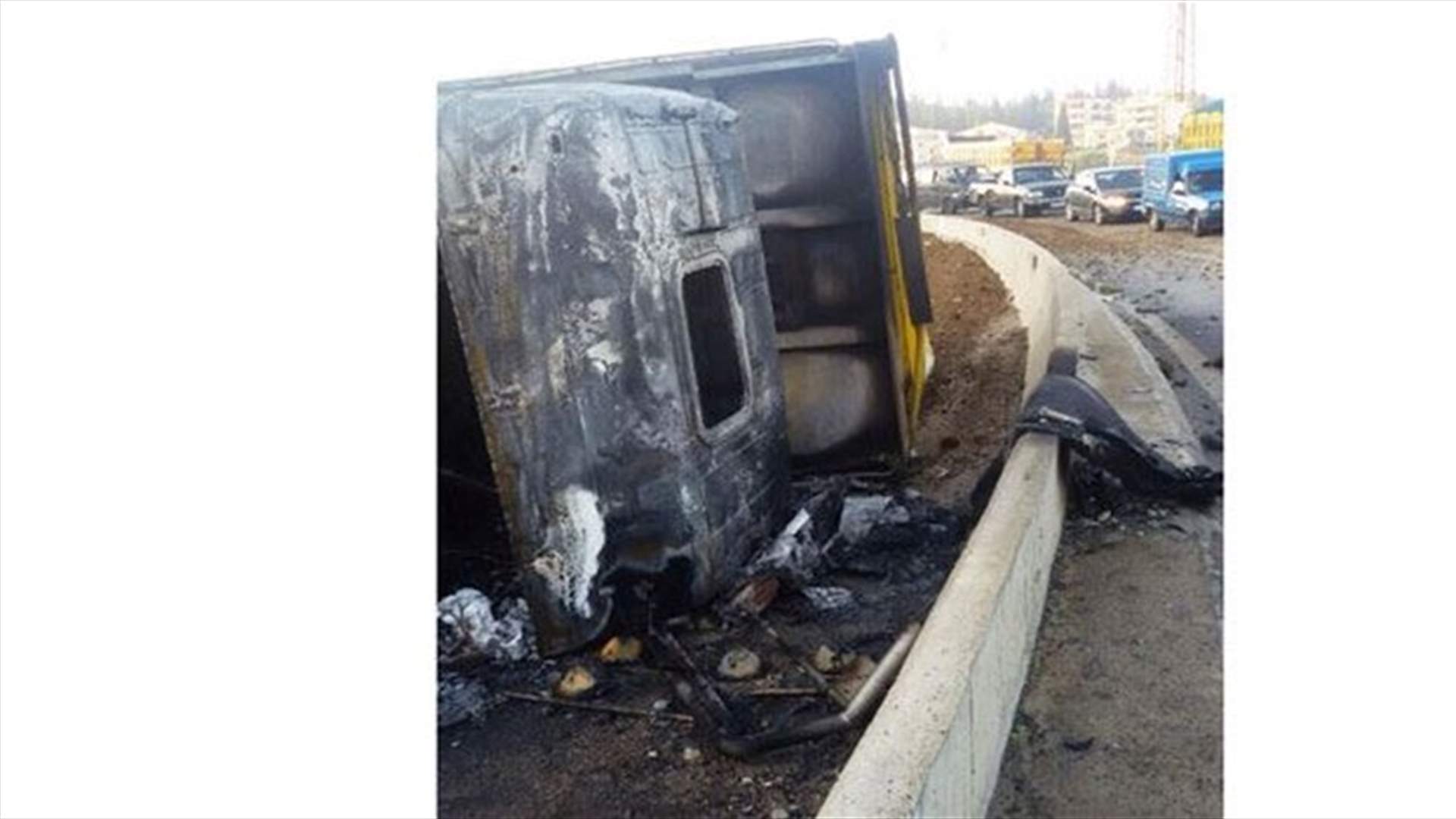 بالصورة: انقلاب شاحنة واحتراقها بالكامل