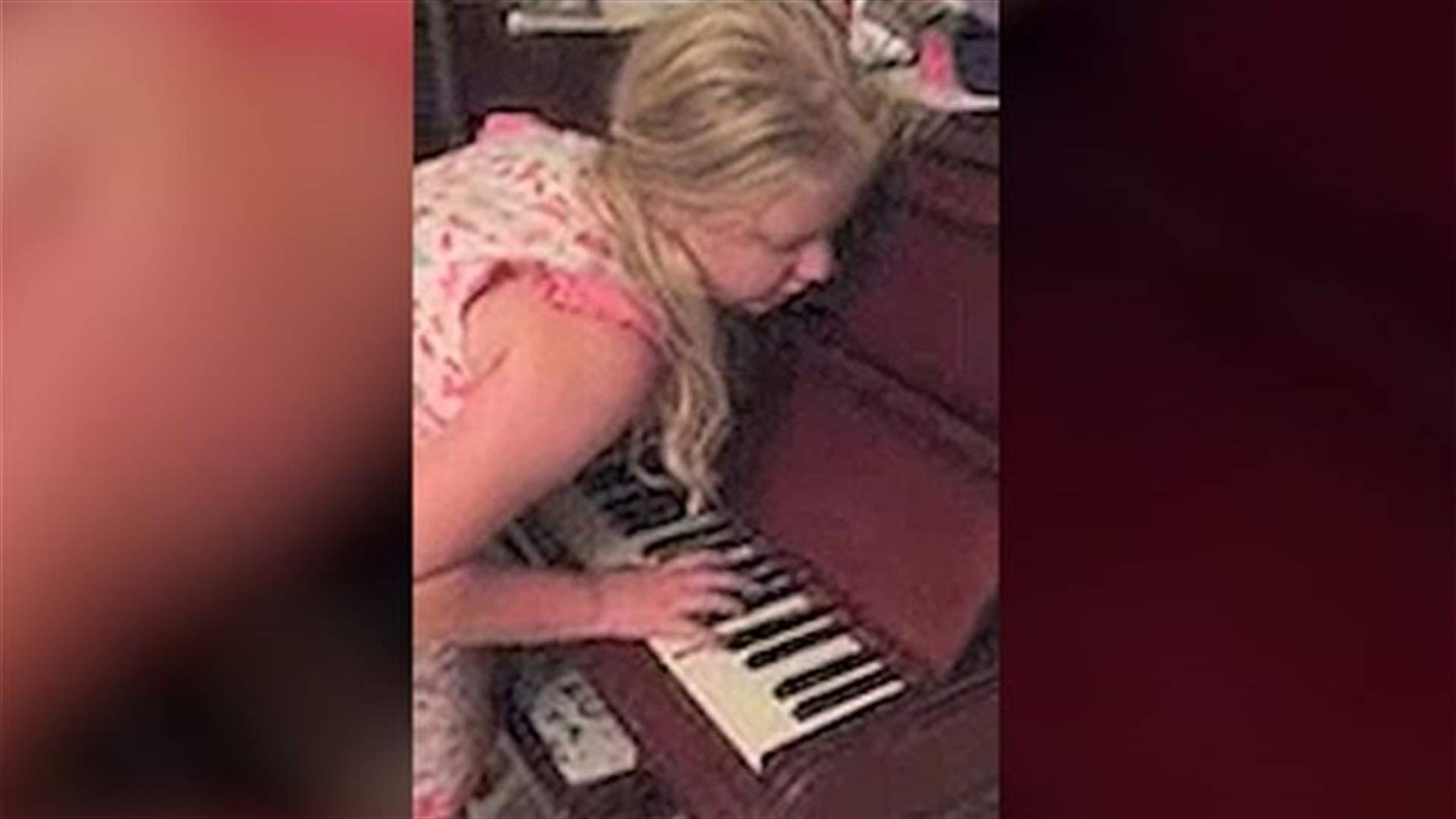 بالفيديو: تعزف البيانو ببراعة أثناء النوم