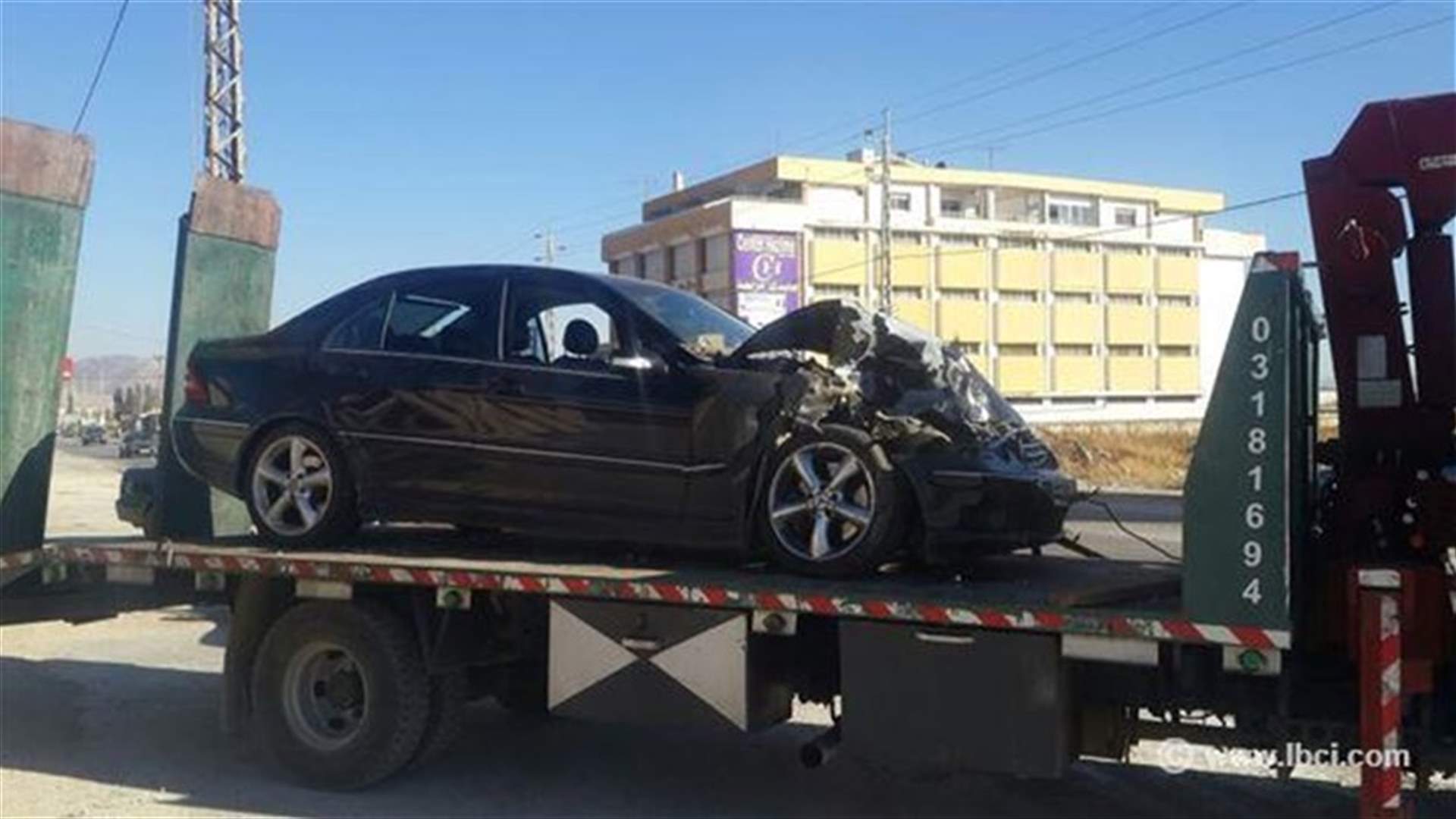 موكب يصدم سيارة مواطن على طريق تعنايل ويكمل سيره 