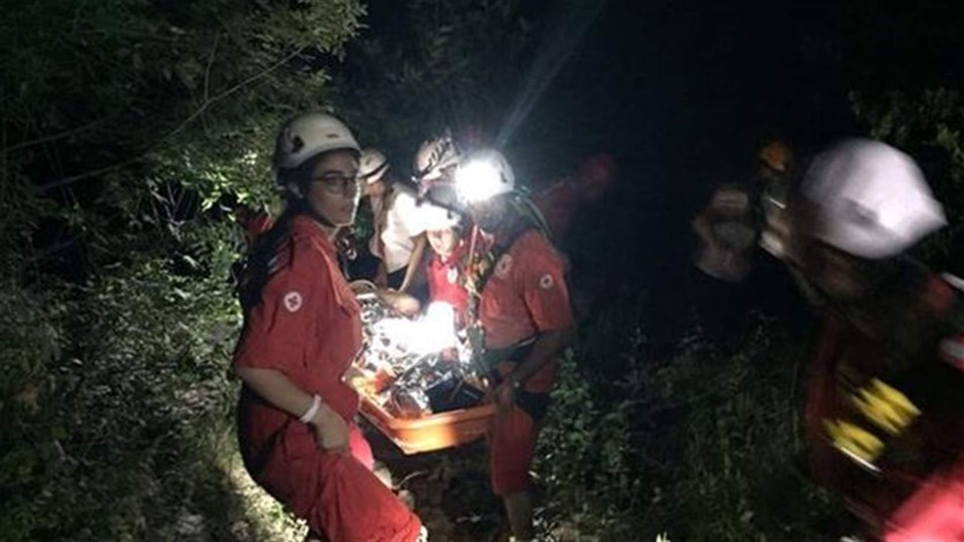 بالصور...انقاذ شاب سقط في منطقة وعرة في يحشوش