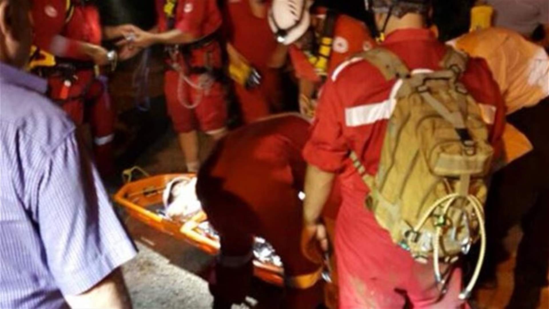 الصليب الاحمر يسحب الشاب الذي وقع في منطقة وعرة في يحشوش