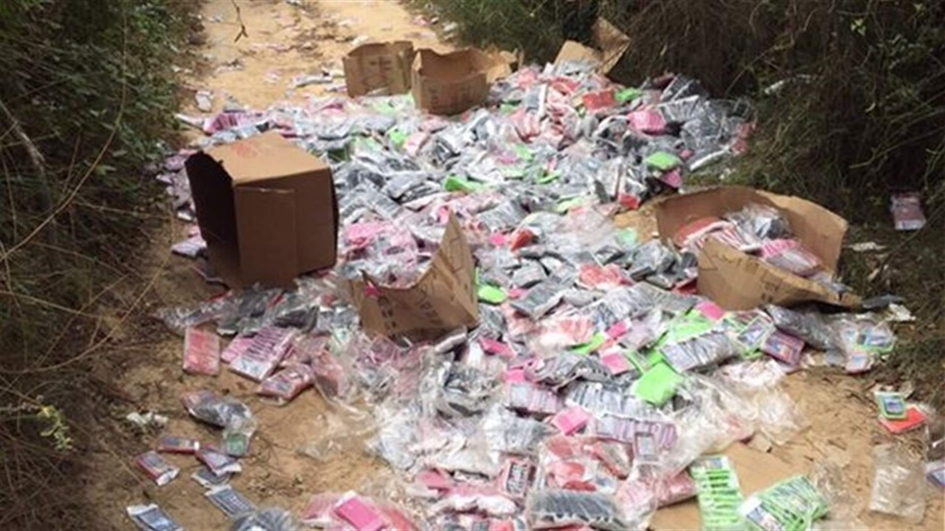 كمية كبيرة من اغلفة الهواتف مرمية في محلة ضهر الشيخ طابا