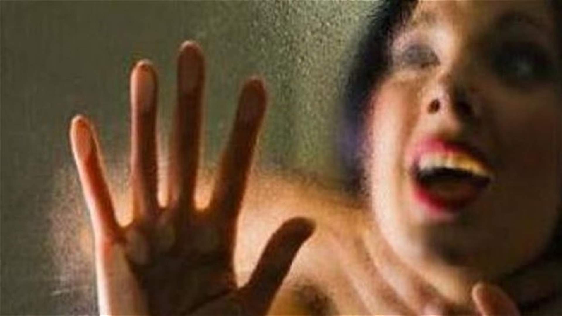 أغراها واحتجزها لمدة عام واغتصبها يومياً