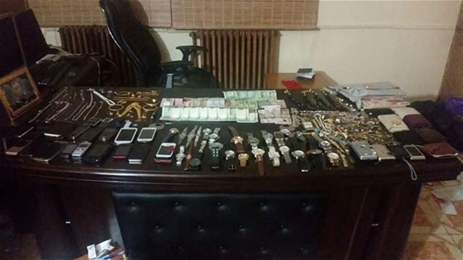 توقيف 3 بنغاليين سرقوا مصاغا وأمتعة قيمة من مسافرين في المطار