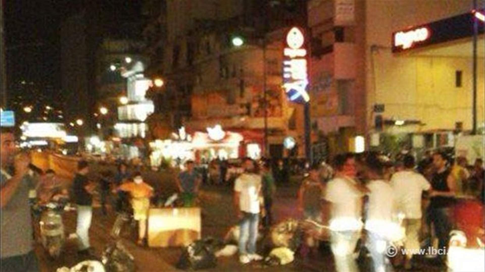  اقفال كورنيش المزرعة بالاتجاهين احتجاجا على عدم حل ازمة النفايات