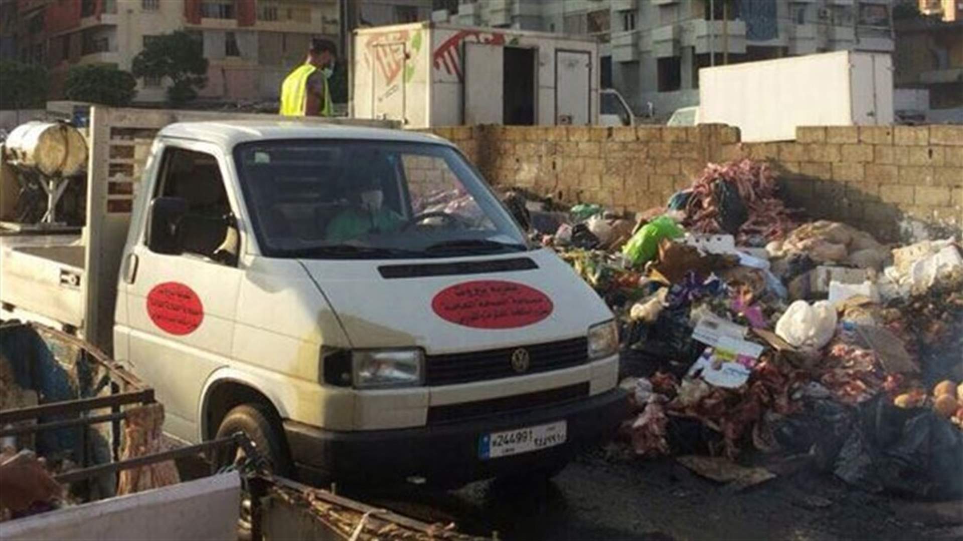 بيروت تكافح أضرار تراكم النفايات بانتظار الحلول