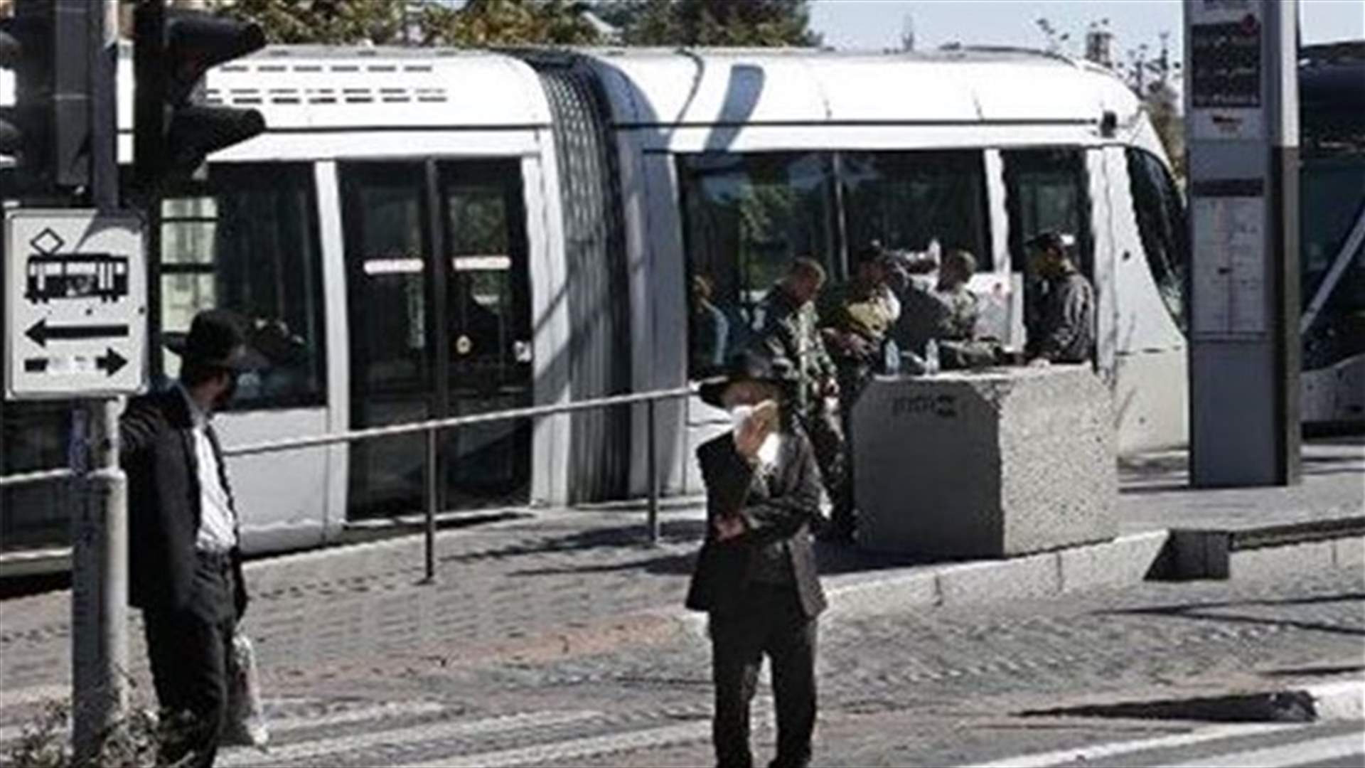 شرطيون اسرائيليون يدخلون باحة الاقصى ويشتبكون مع فلسطينيين 