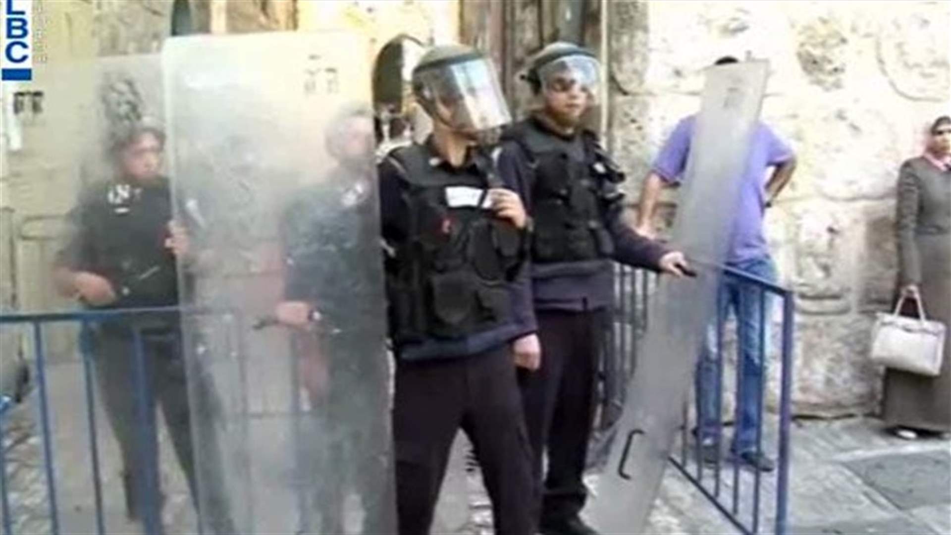 REPORT: Israeli police enter Jerusalem holy site, block Arab youths