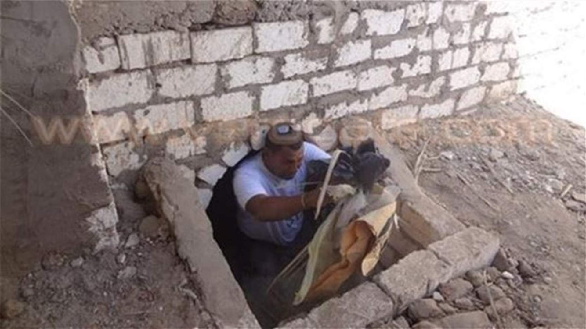 مصري أمضى ساعة كاملة داخل قبر والديه