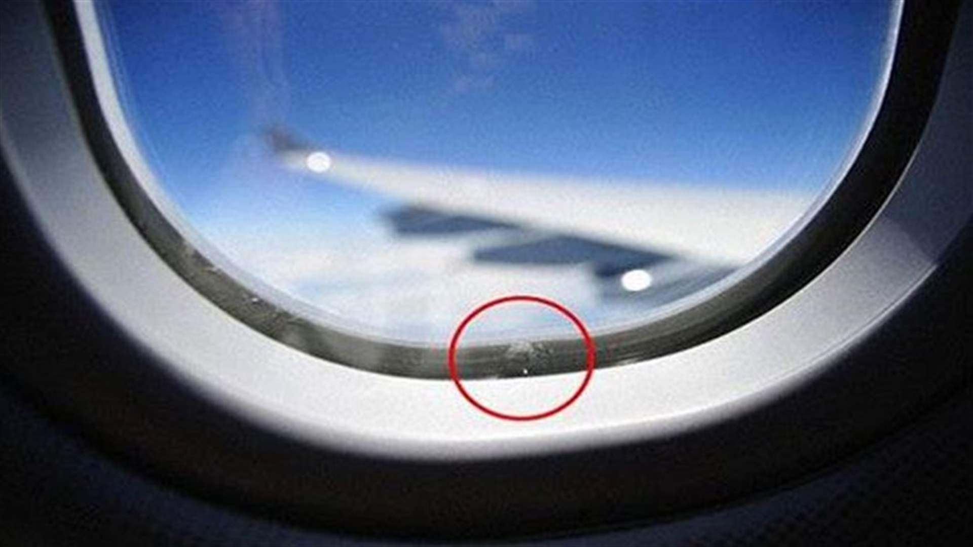 ما اهمية الثقب اسفل نافذة الطائرة؟