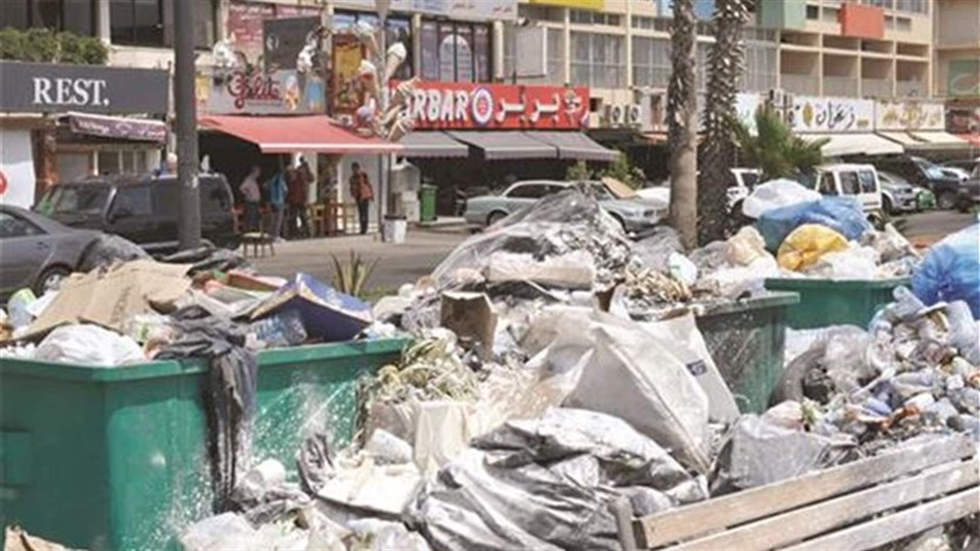 أزمة النفايات تضرب القطاع السياحي