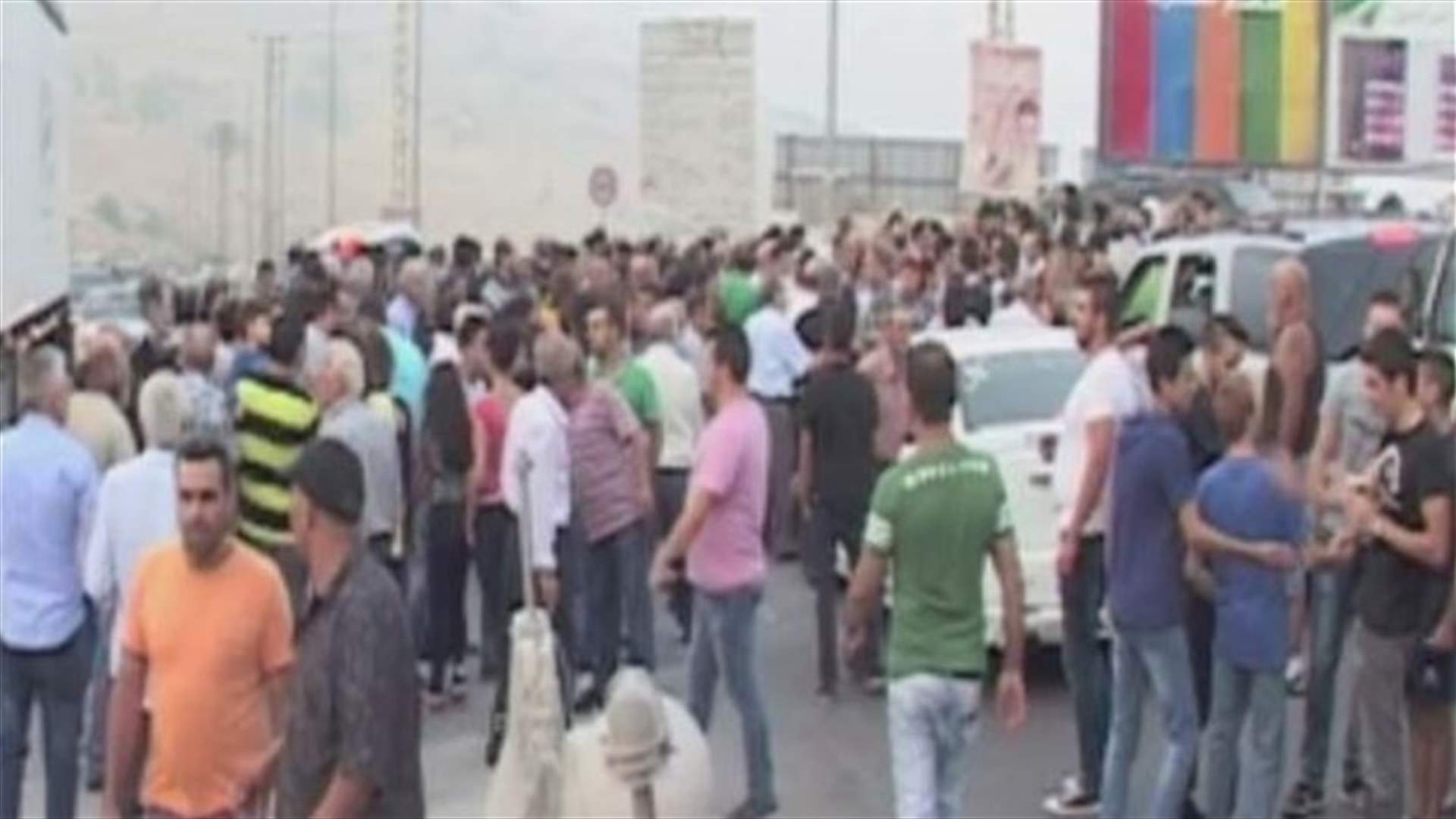 أهالي عين دارة يقفلون طريق الكسارات بضهر البيدر بالسواتر الترابية