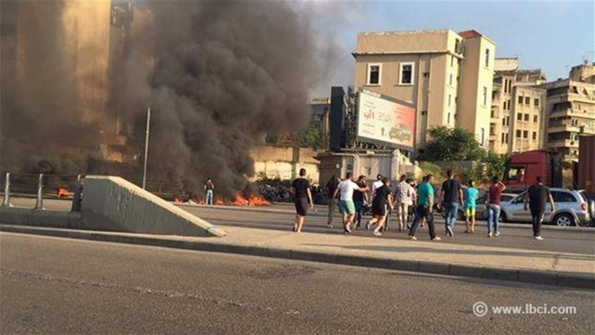 إعادة فتح طريق جسر الرينغ بعد قطعها بالاطارات المشتعلة