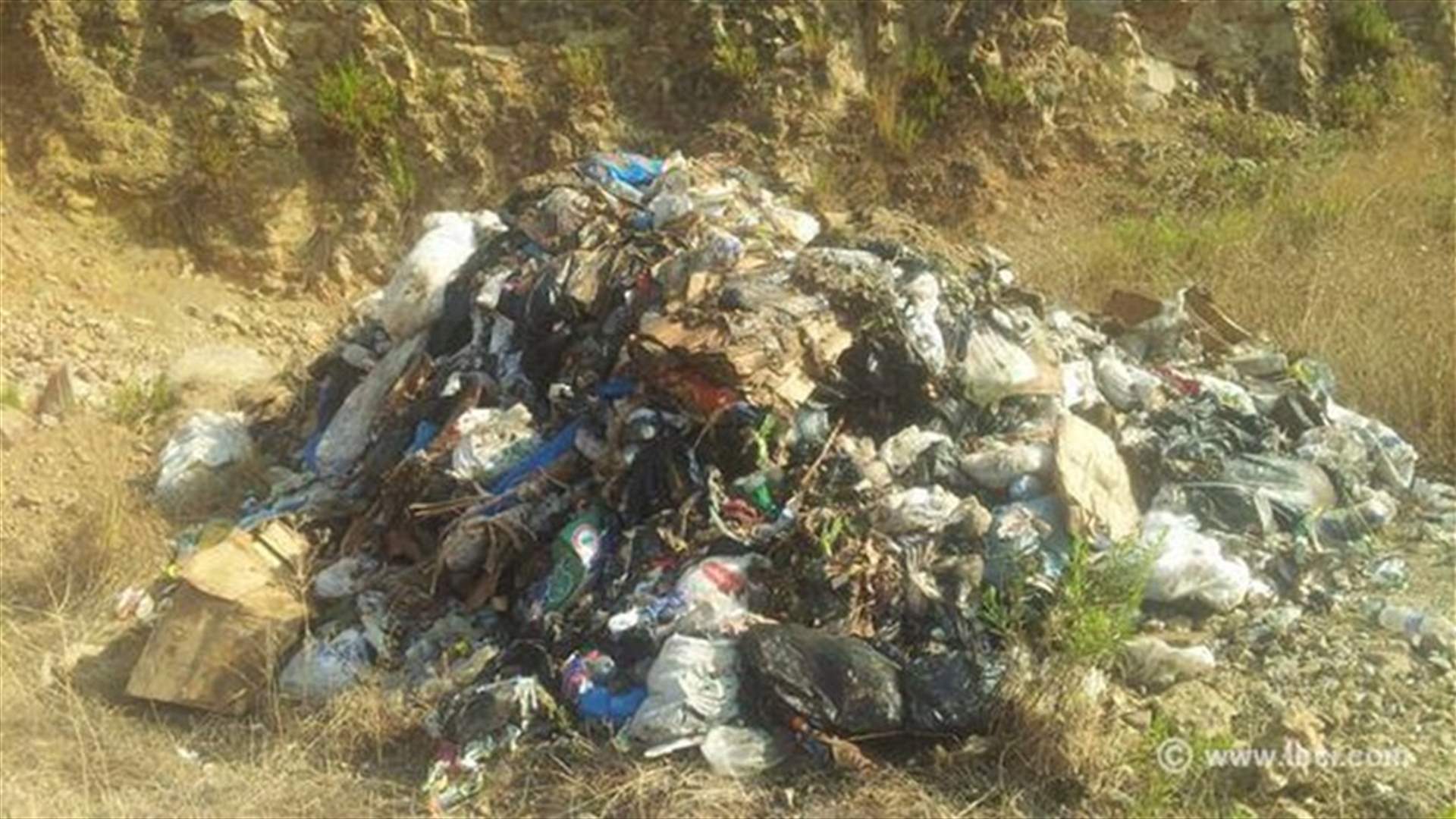 بالصورة: مجهولون أفرغوا نفايات بين صيدنايا وشربيلا