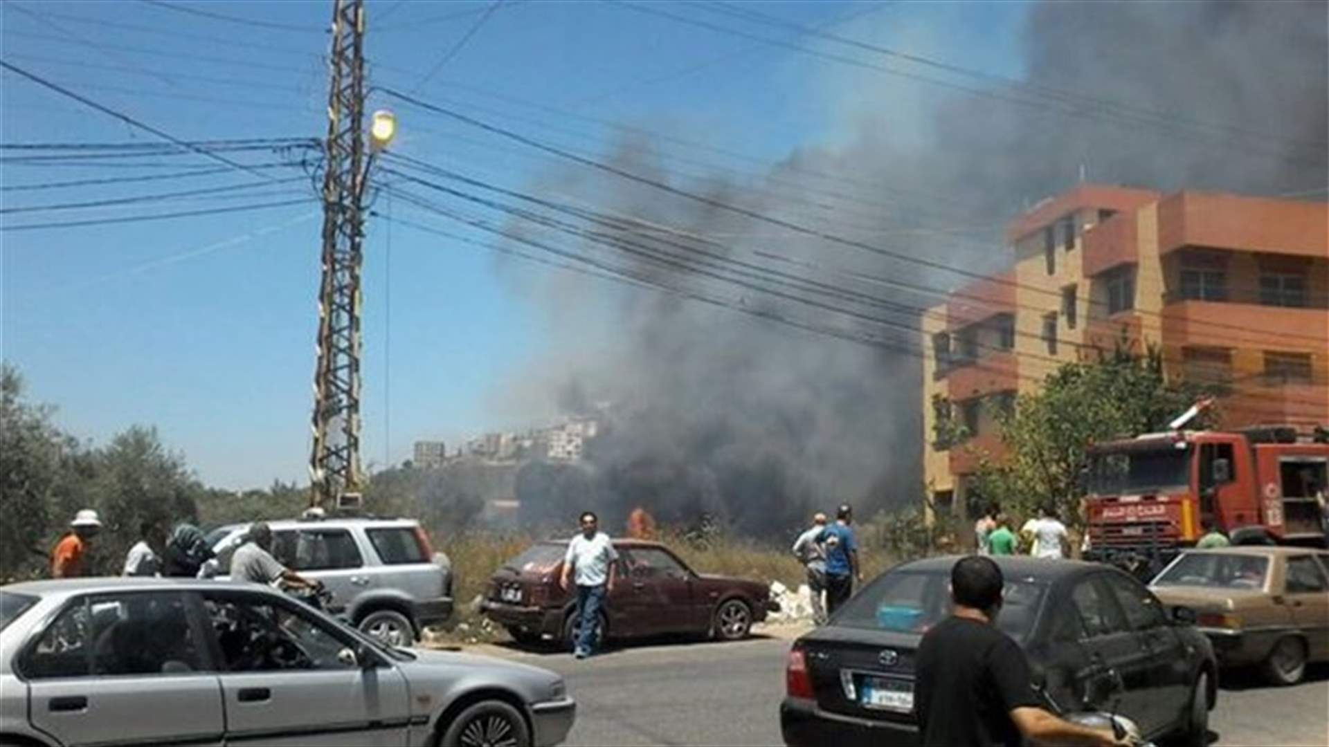 اخماد حريق في مزبود لامس المنازل
