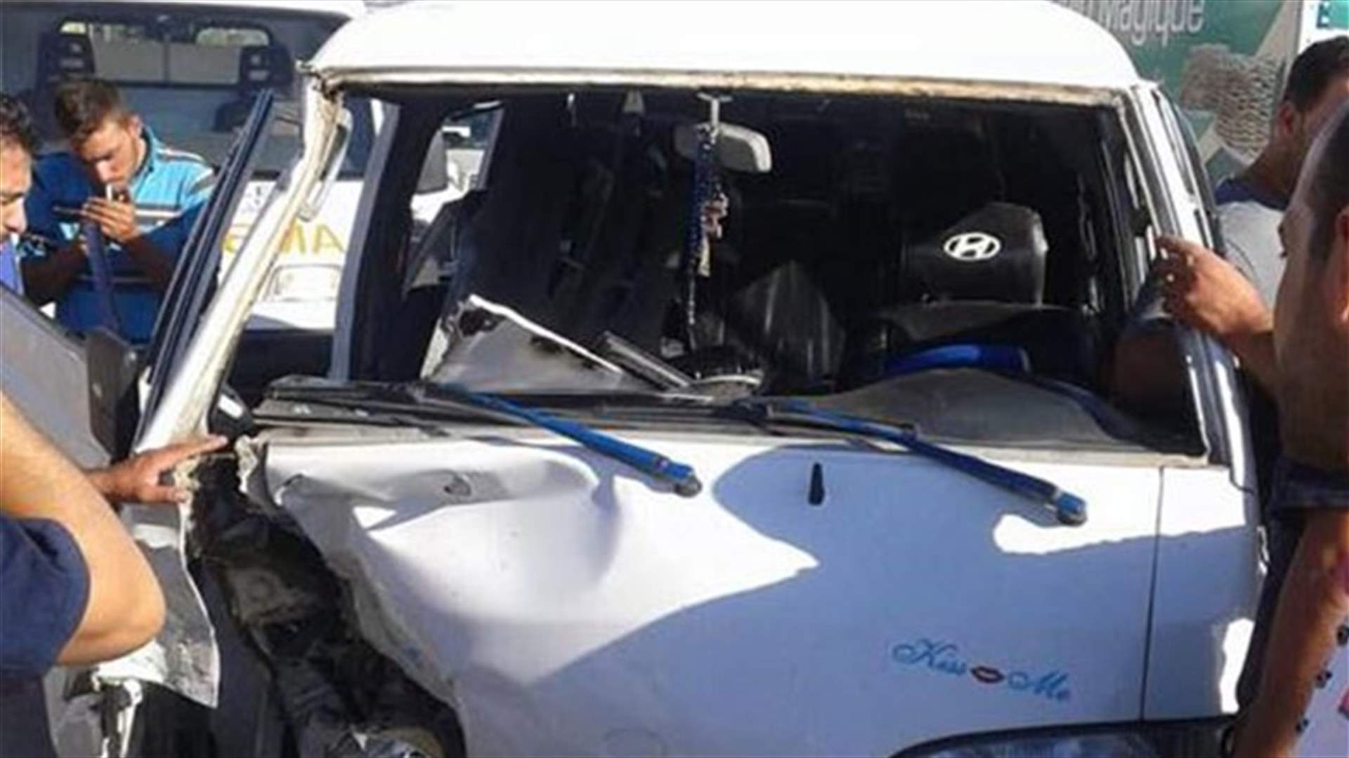 حادث سير بين حافلة لنقل الركاب وشاحنة للامم المتحدة في تعنايل