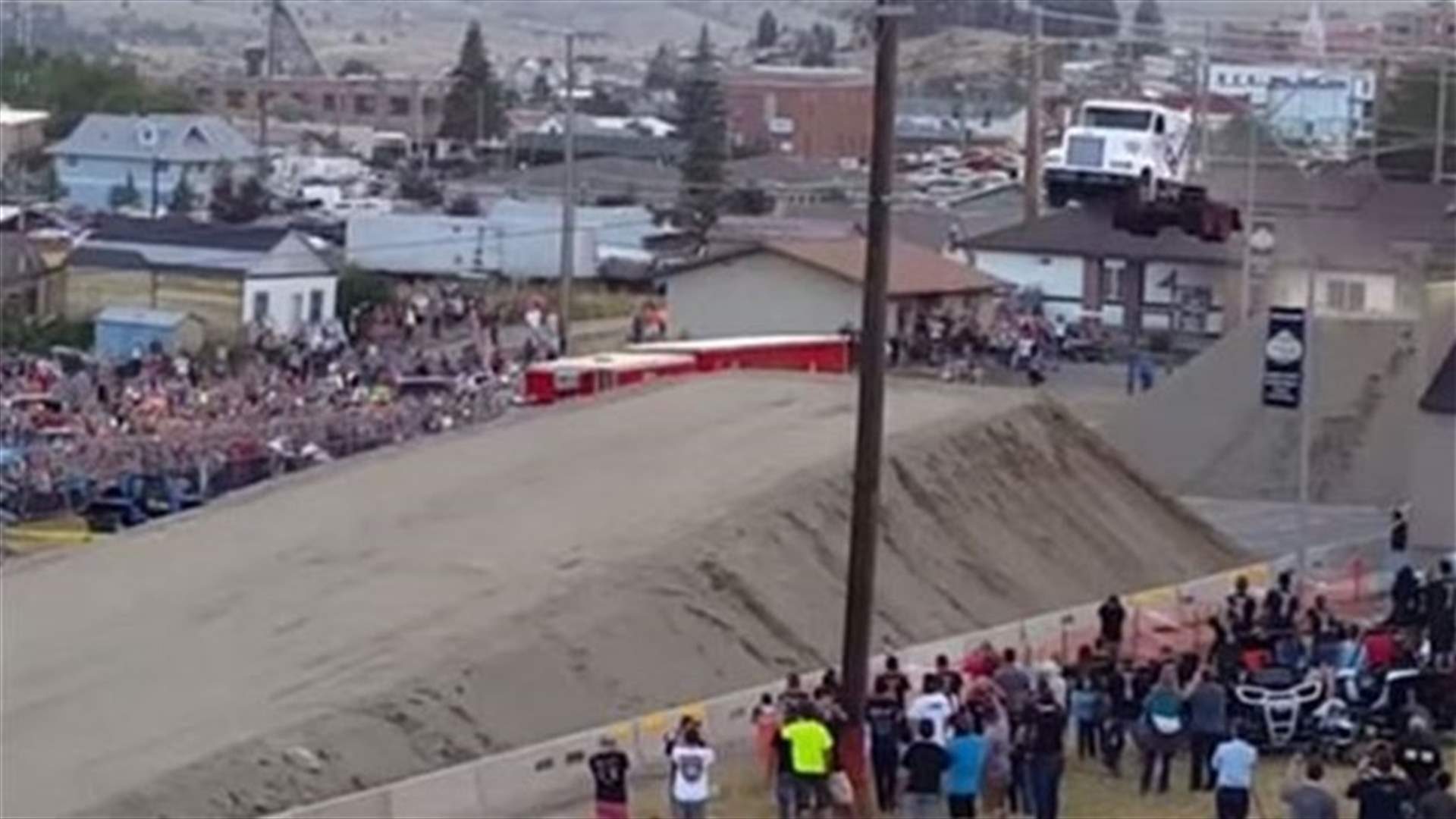 بالفيديو: شاحنة تطير 50 مترا في الهواء! 