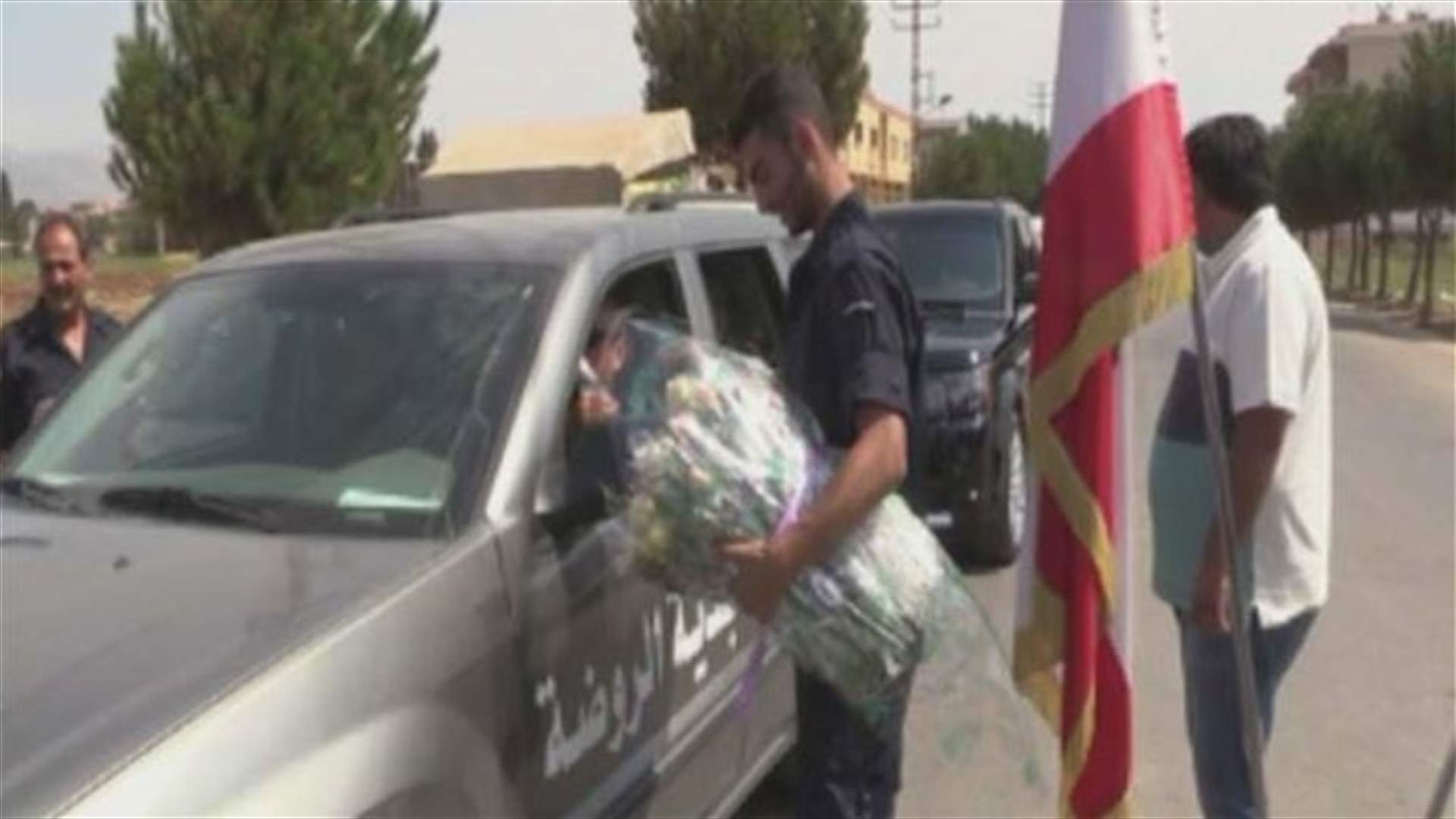 في عيد الجيش...حواجز محبة وأكاليل من الزهر على نصب الشهداء