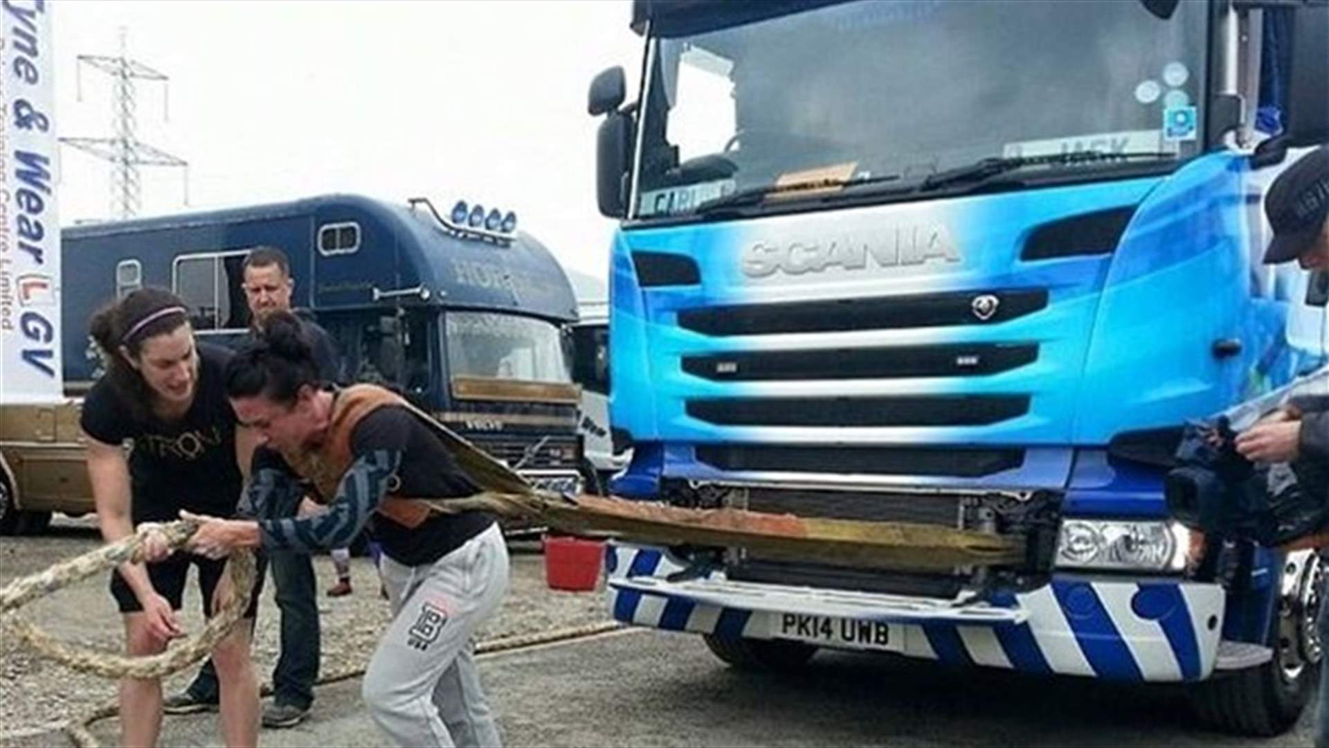 إمرأة خارقة القوة قادرة على جرّ شاحنة!