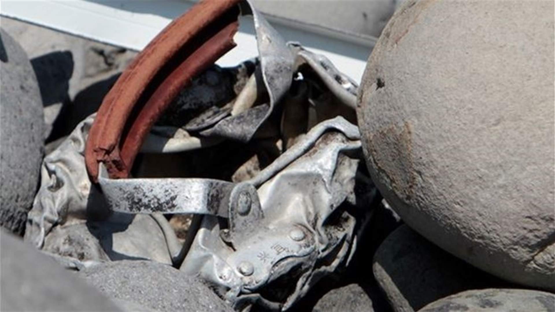 حطام طائرة عثر عليها في جزيرة ريونيون جزء من طائرة بوينغ 777