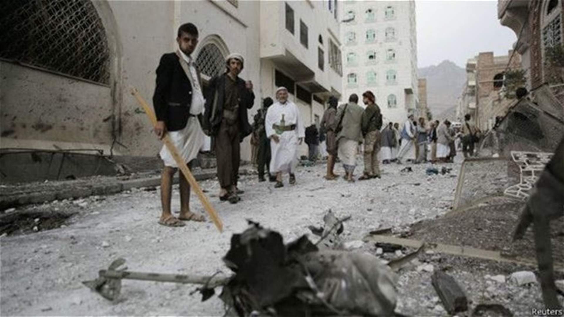 Pro-Hadi fighters, Houthis battle over Yemen's largest military base