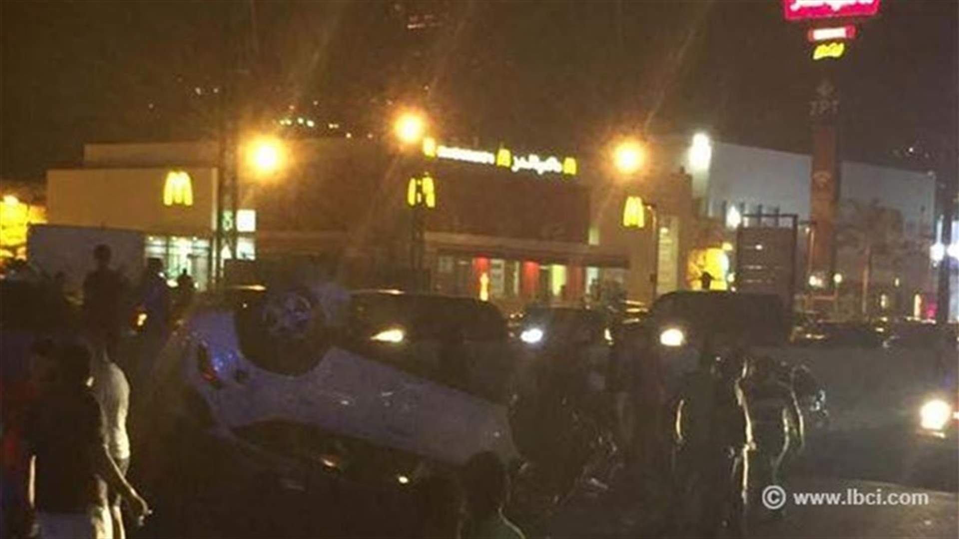 بالصور...انقلاب سيارتين اثر حادث سير على اوتوستراد عمشيت 