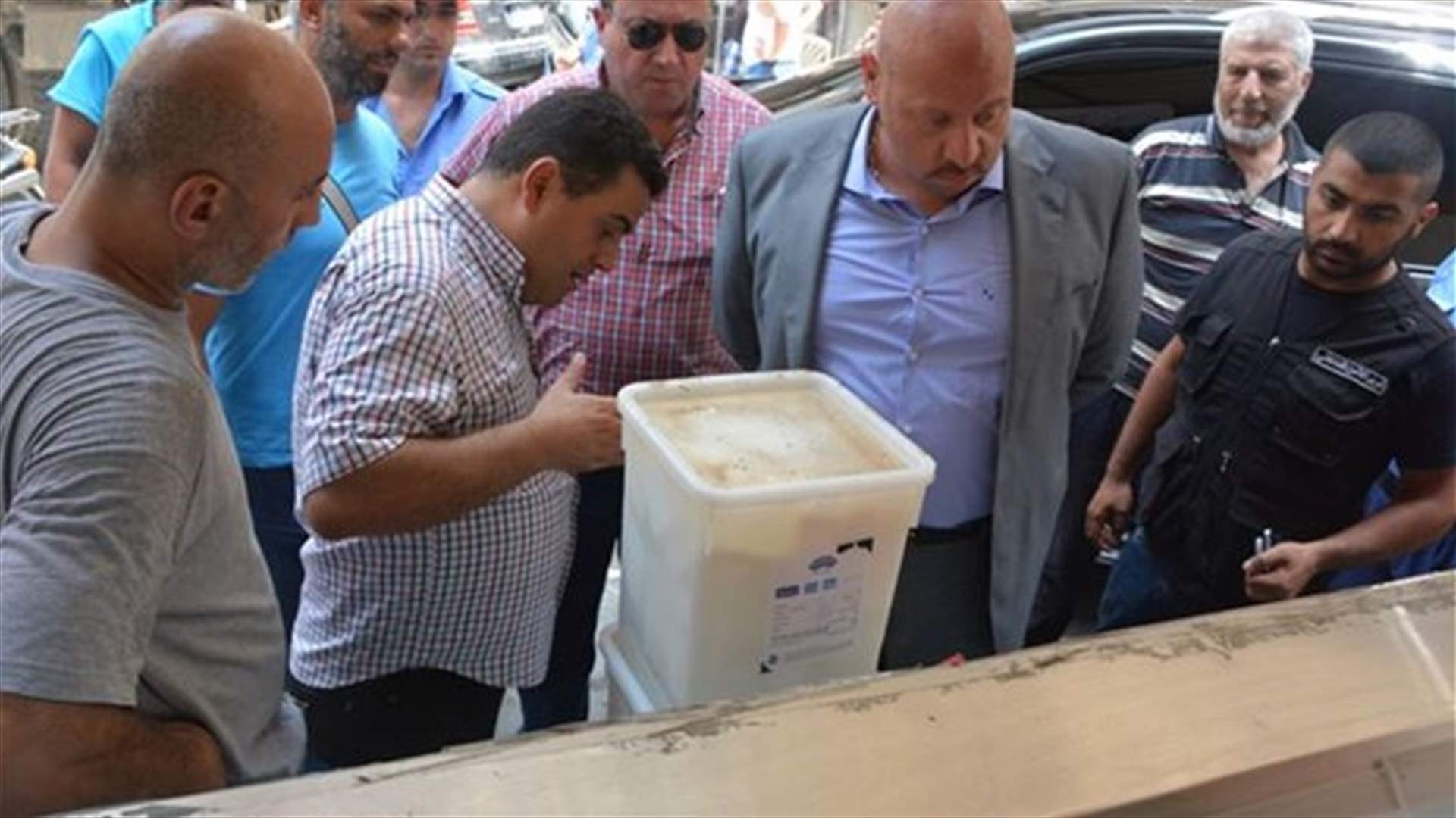 اقفال محل لبيع اللبنة والجبنة في الميناء