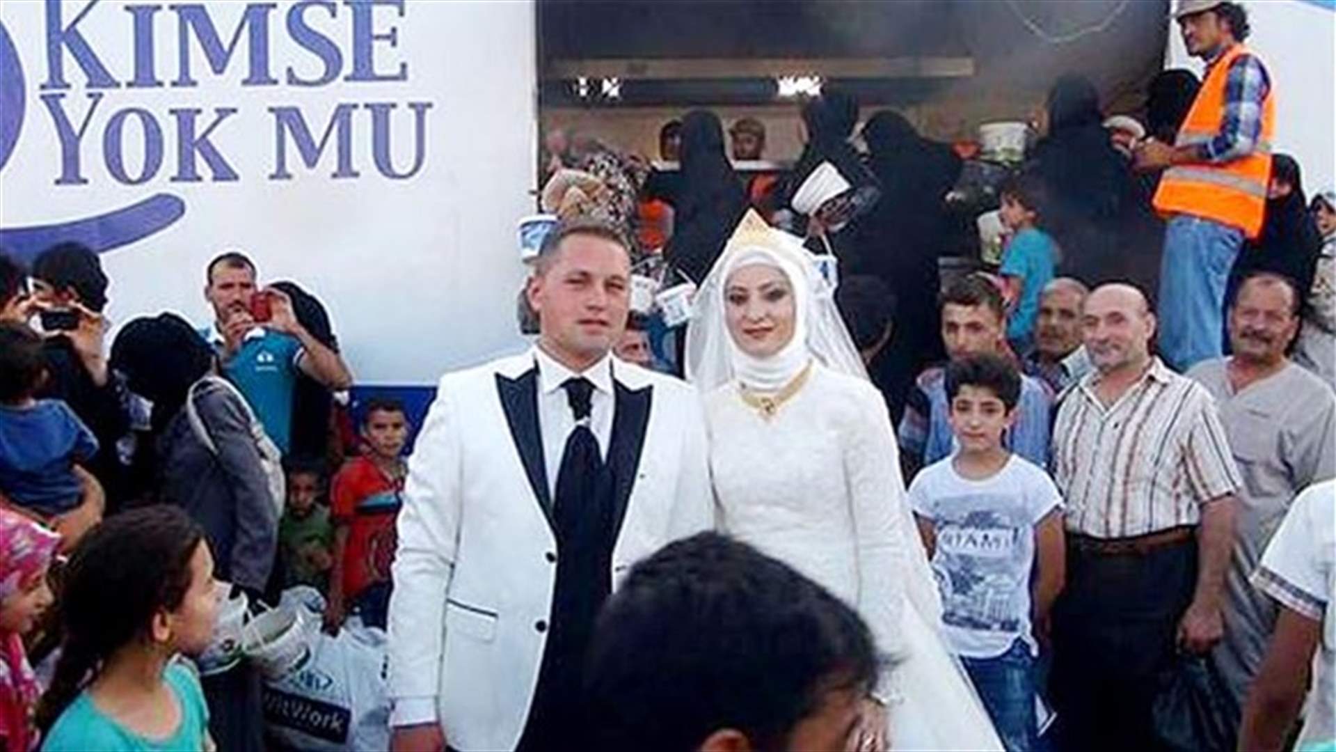 بالصور: ما فعله هذا الثنائي يوم زفافهما لم يتوقّعه أحد!‏
