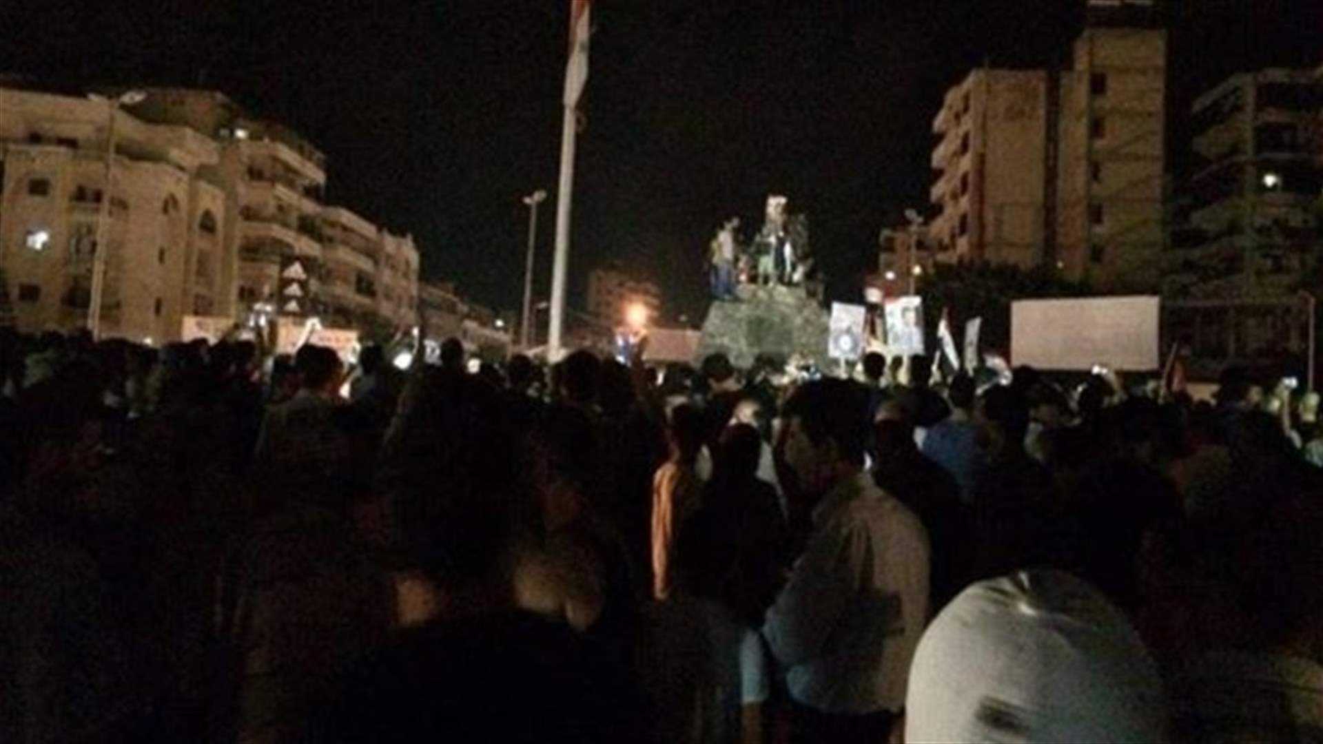 معتصمون باللاذقية يطالبون باعدام سليمان الاسد الذي قتل عقيدا أمام اطفاله