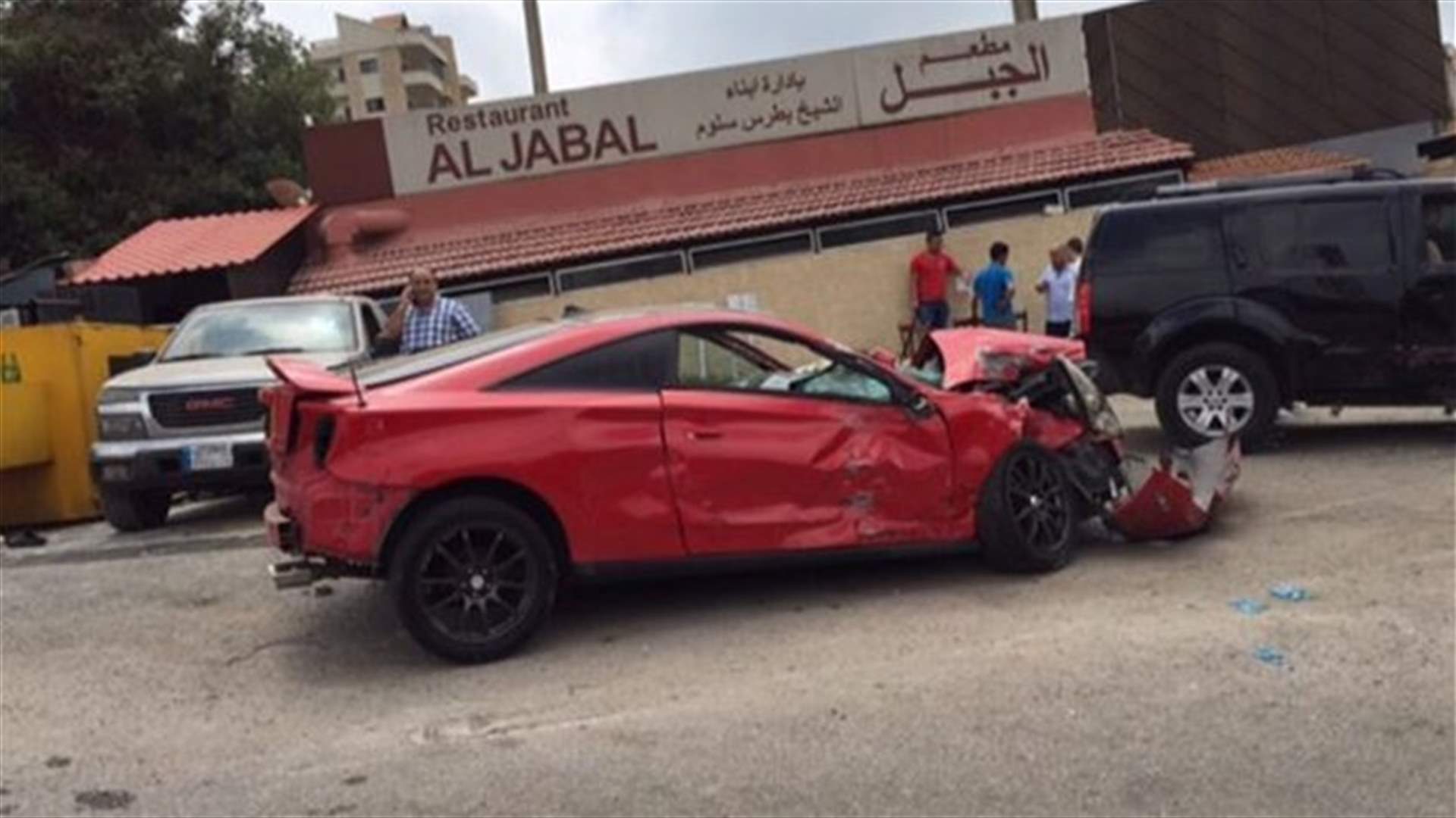 قتيل وجريحان في اصطدام شاحنة بحائط مطعم في عنايا
