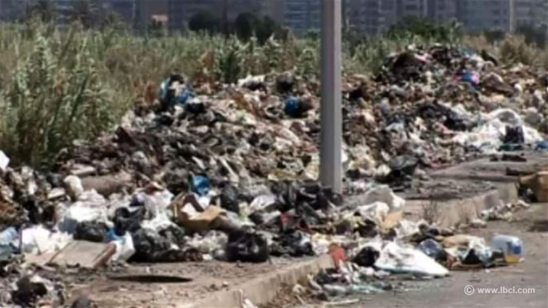 أزمة النفايات وصرخة الأهالي ... بين طرابلس وعكار