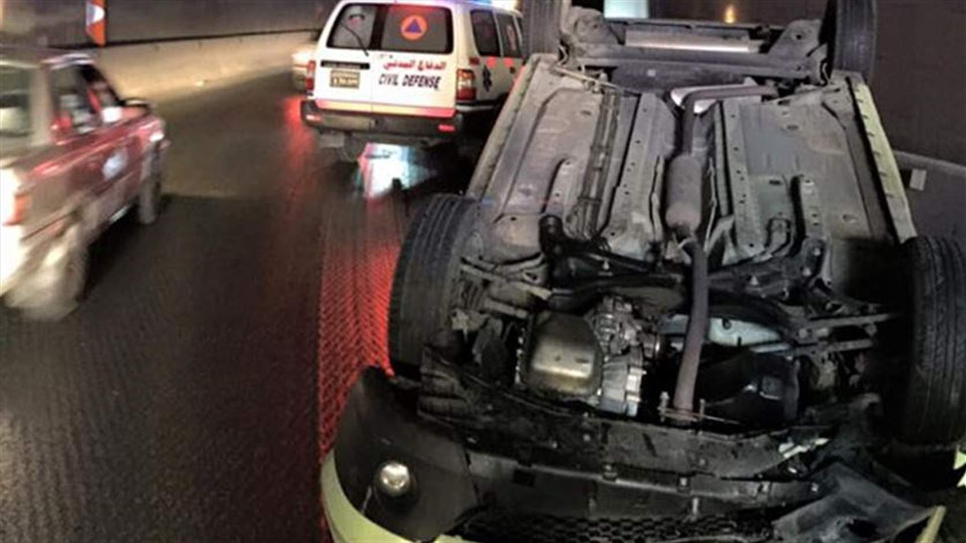 بالصورة..جرح فتاتين اثر انقلاب سيارتهما داخل نفق فينيسيا
