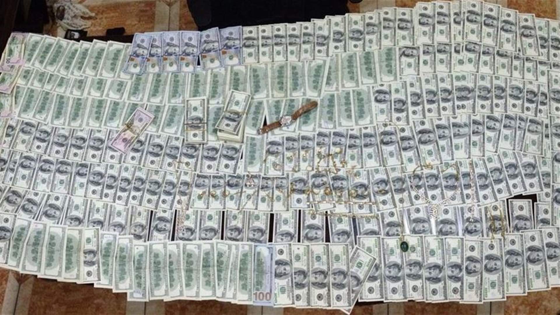 بالصورة... توقيف سارقة واعادة الاموال الى اصحابها
