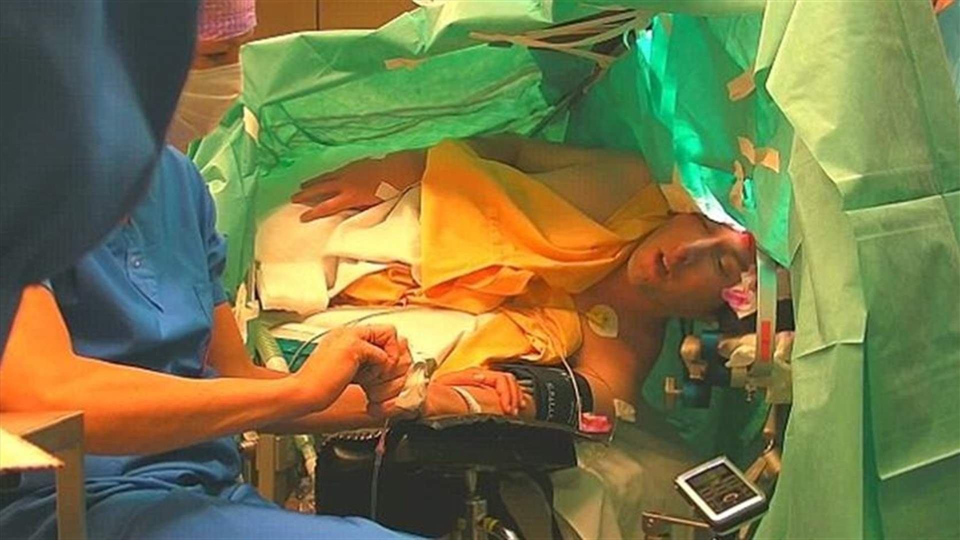 بالفيديو - غنى أثناء خضوعه لعملية جراحية في الدماغ