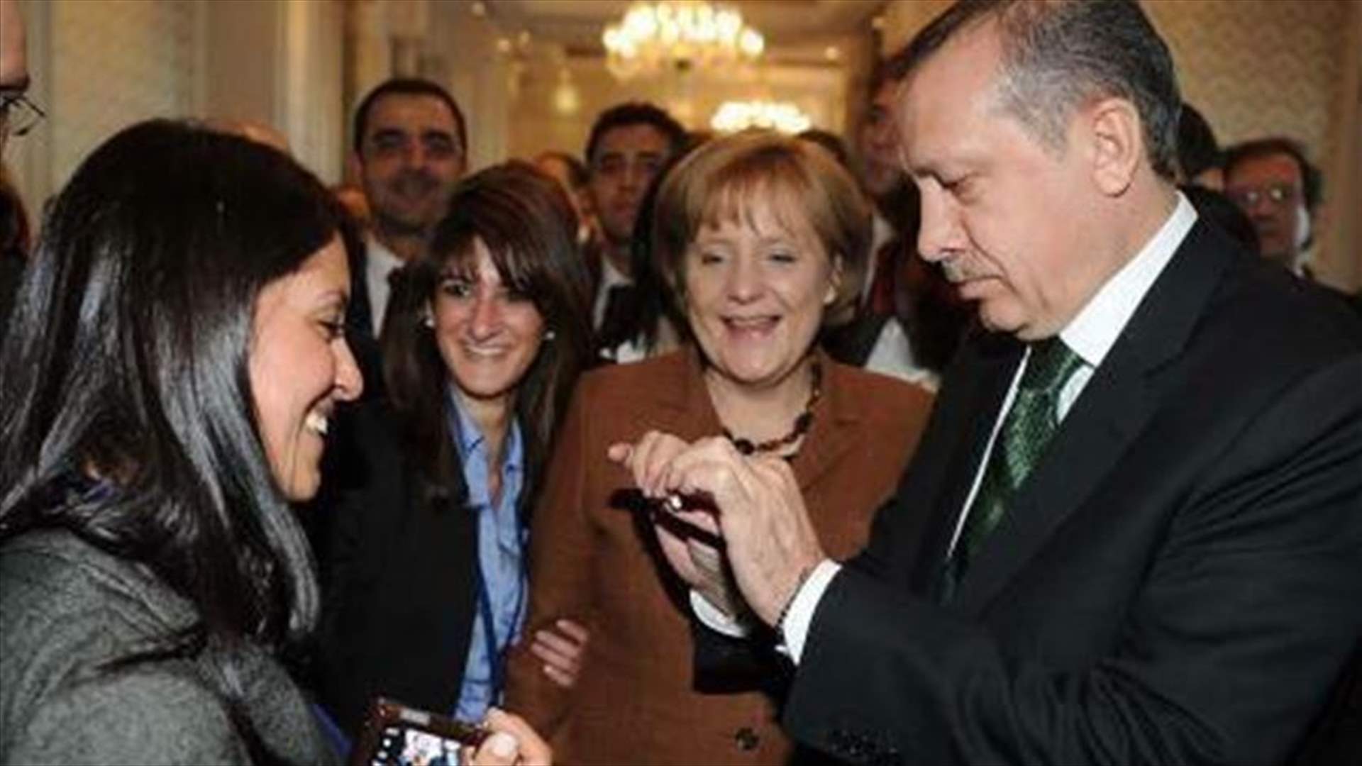 بالصور: اردوغان انتزع منها سيجارة !