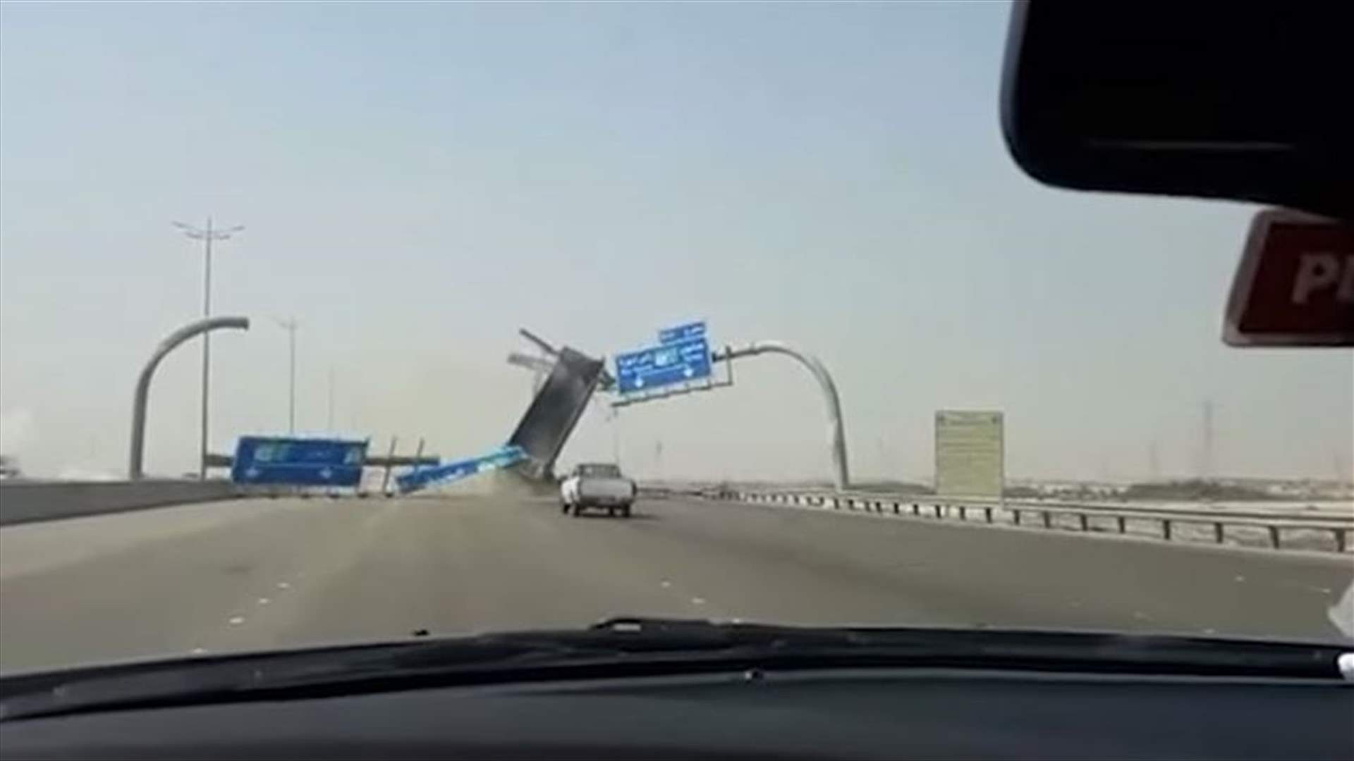 بالفيديو...استهتار سائق شاحنة يتسبب بتحطيم احدى اللوحات الضخمة