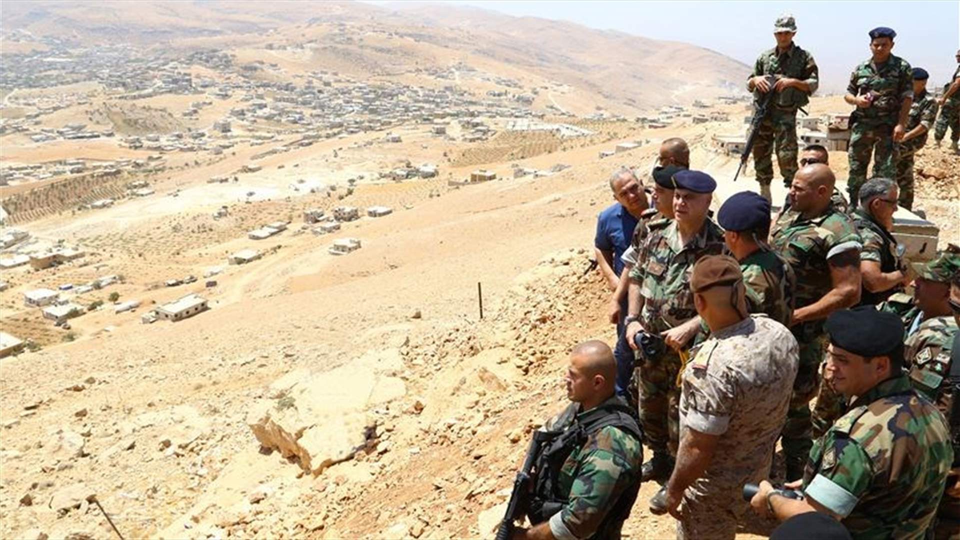 قهوجي تفقد الوحدات في عرسال وبريتال : التجاذبات السياسية لن تؤثّر إطلاقاً على أداء الجيش
