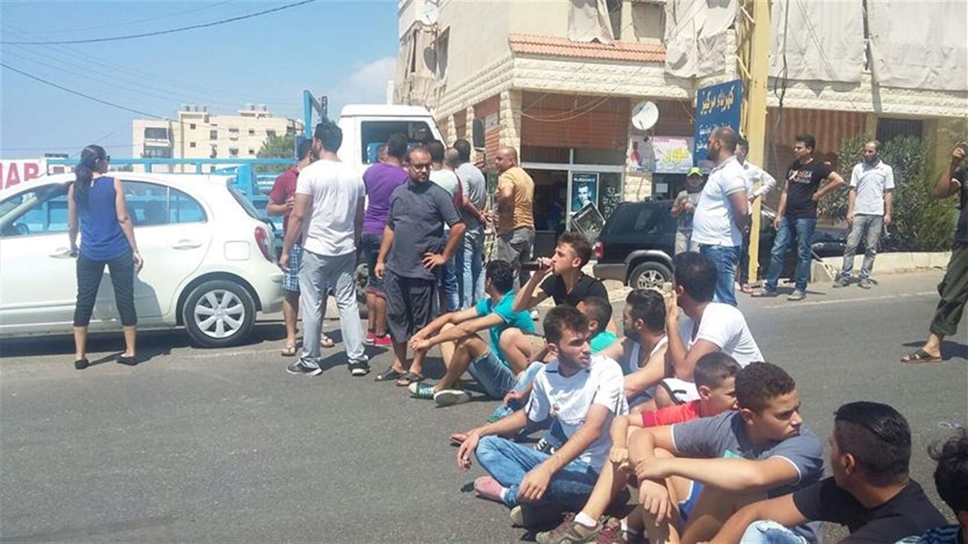 قطع طريق الدبية – السعديات لبعض الوقت احتجاجا على تراكم النفايات