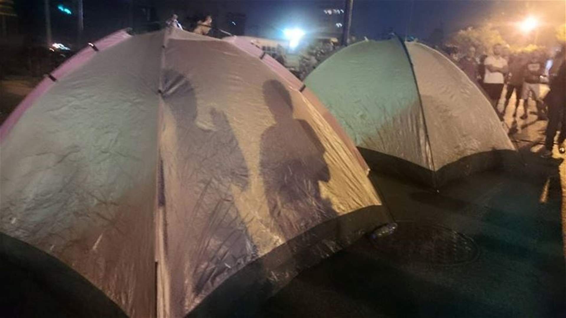 المتظاهرون بوسط بيروت باقون وينصبون الخيم : ارحلوا &quot;طلعت ريحتكم&quot;